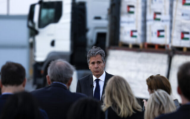 Le secrétaire d'Etat américain Antony Blinken s'adressant à la presse devant un camion transportant de l'aide humanitaire destinée à Gaza, à l'Organisation caritative hachémite jordanienne (JHCO), à Amman, le 30 avril 2024. (Crédit : Evelyn Hockstein/POOL/AFP) Le secrétaire d'Etat américain Antony Blinken s'adressant à la presse devant un camion transportant de l'aide humanitaire destinée à Gaza, à l'Organisation caritative hachémite jordanienne (JHCO), à Amman, le 30 avril 2024. (Crédit : Evelyn Hockstein/POOL/AFP)