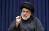 L'influent religieux chiite Muqtada al-Sadr,lors d'un discours depuis son domicile de Najaf, en Irak, le 30 août 2022. (Crédit :  Anmar Khalil/AP)
