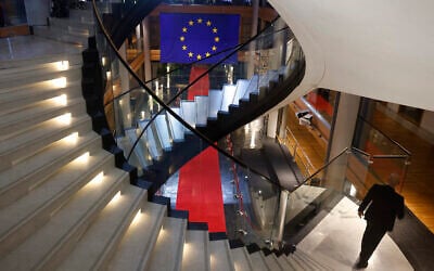 Un homme descendant les escaliers lors d'une session spéciale sur le lobbying, au Parlement européen, à Strasbourg, dans l'est de la France, le 12 décembre 2022. (Crédit : Jean-Francois Badias/AP Photo)