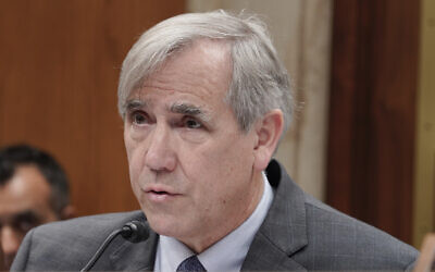 Le sénateur Jeff Merkley lors de l'audition de la sous-commission des Crédits du Sénat pour l'Intérieur, l'Environnement et les Agences connexes, au Capitole, à Washington, le 3 mai 2023. (Crédit : Mariam Zuhaib/AP Photo)