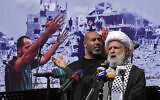 Le cheikh Naïm Qassem, chef adjoint du Hezbollah, prononçant un discours lors d'une manifestation de solidarité avec les Palestiniens, dans la banlieue sud de Beyrouth, au Liban, le 13 octobre 2023. (Crédit : Hussein Malla/AP)