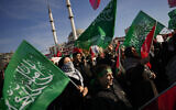 Des drapeaux du Hamas à une manifestation, à Istanbul, le 14 janvier 2024. (Crédit : Emrah Gurel/AP Photo)
