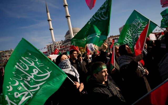 Des drapeaux du Hamas à une manifestation, à Istanbul, le 14 janvier 2024. (Crédit : Emrah Gurel/AP Photo) Des drapeaux du Hamas à une manifestation, à Istanbul, le 14 janvier 2024. (Crédit : Emrah Gurel/AP Photo)