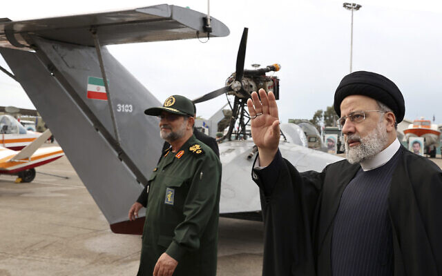 Le président iranien Ebrahim Raisi (à droite) en visite d'une exposition sur les capacités de la marine du Corps des Gardiens de la Révolution islamique (CGRI) en compagnie du commandant de la marine du CGRI, Alireza Tangsiri, dans la ville portuaire de Bandar Abbas, dans le sud de l'Iran, le 2 février 2024. (Crédit : Bureau de la présidence iranienne via AP)