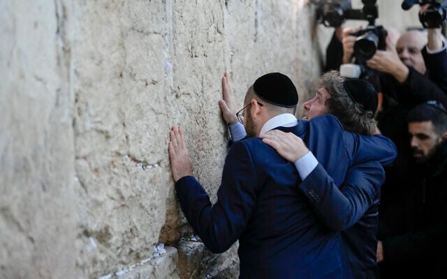 Le président argentin Javier Milei (à droite) embrassant le rabbin orthodoxe séfarade argentin Shimon Axel Wahnish, au mur Occidental, dans la Vieille Ville de Jérusalem, le 6 février 2024. (Crédit : Leo Correa/AP)