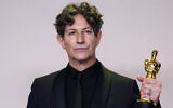 Jonathan Glazer avec son Oscar pour "La zone d'intérêt", au Dolby Theatre, à Los Angeles, le 10 mars 2024. (Crédit : Jordan Strauss/Invision/AP)