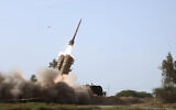Un missile tiré, lors d'un exercice militaire dans le sud de l'Iran. (Crédit : Iranian Army via AP)