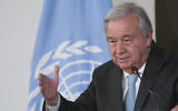 Le secrétaire général de l'ONU Antonio Guterres lors d'une conférence de presse avec le ministre égyptien des Affaires étrangères Sameh Choukri, au siège du ministère des Affaires étrangères, dans la Nouvelle capitale administrative égyptienne, le 24 mars 2024. (Crédit : Amr Nabil/AP)