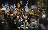 La police essayant de repousser les personnes manifestant contre le gouvernement du Premier ministre Benjamin Netanyahu et pour la libération des otages, à Jérusalem, le 2 avril 2024. (Crédit : Ohad Zwigenberg/AP Photo)