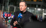 Le ministre britannique des Affaires étrangères, David Cameron, s'adresse aux médias à son arrivée à une réunion des ministres des Affaires étrangères de l'OTAN au siège de l'OTAN à Bruxelles, le 3 avril 2024. (Crédit : Virginia Mayo/AP)