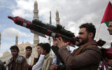 Illustration : Un partisan des Houthis tenant un missile factice lors d'une manifestation à l'occasion de la Journée de Jérusalem en soutien aux Palestiniens de la bande de Gaza, à Sanaa, au Yémen, le 5 avril 2024. (Crédit : Osamah Abdulrahman/AP)
