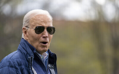 Le président américain Joe Biden en partance pour Marine One, à la Maison Blanche, le 5 avril 2024. (Crédit : Alex Brandon/AP Photo)