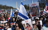 Des personnes tenant des photos de membres de familles israéliennes enlevées par le Hamas le 7 octobre 2023 rassemblées devant le Lincoln Memorial, à Washington, le 7 avril 2024. (Crédit : Jose Luis Magana/AP)