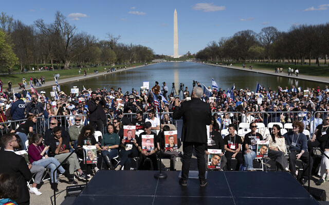 Le leader de l'opposition Yair Lapid pendant un rassemblement en soutien aux otages enlevés par le Hamas le 7 octobre au Lincoln Memorial de Washington, le 7 avril 2024. (Crédit : AP/Jose Luis Magana)