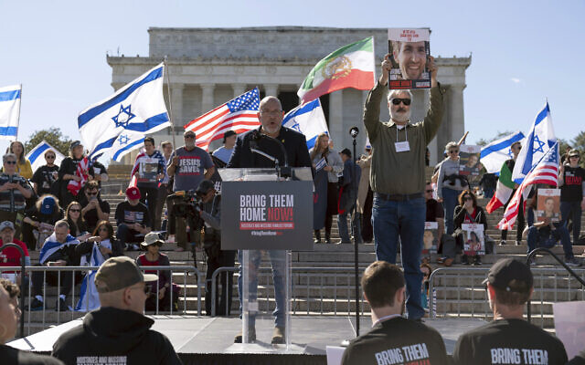 Jonathan Dekel Chen, père de l'otage Sagui Dekel Chen, pendant un rassemblement au  Lincoln Memorial de Washington, le 7 avril 2024. (Crédit : AP/Jose Luis Magana)