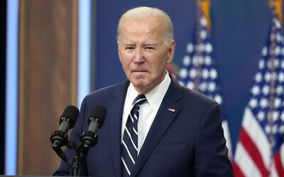 Le président américain Joe Biden s'adressant à la convention du Réseau national d'action à distance depuis l'auditorium South Court de la Maison Blanche, à Washington, le 12 avril 2024. (Crédit : Alex Brandon/AP Photo)