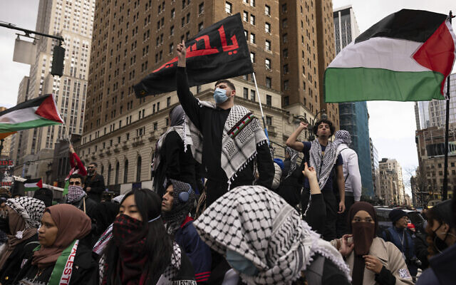 Des manifestants pro-palestiniens lors d'un rassemblement à New York, le 12 avril 2024. (Crédit : AP Photo/Yuki Iwamura)