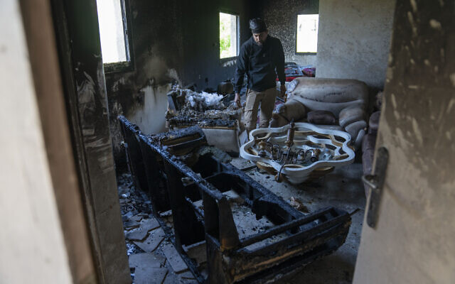 Mohammad Bader, 27 ans, inspecte sa maison incendiée par des partisans du mouvement pro-implantation à al-Mughayyir, un village de Cisjordanie, le 13 avril 2024. (Crédit : AP Photo/Nasser Nasser) Mohammad Bader, 27 ans, inspecte sa maison incendiée par des partisans du mouvement pro-implantation à al-Mughayyir, un village de Cisjordanie, le 13 avril 2024. (Crédit : AP Photo/Nasser Nasser)