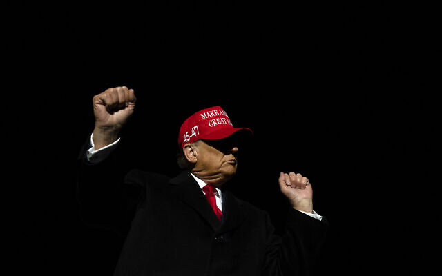 L'ancien président américain Donald Trump dansant lors d'un événement de campagne, à Schnecksville, en Pennsylvanie, le 13 avril 2024. (Crédit : Joe Lamberti/AP Photo) L'ancien président américain Donald Trump dansant lors d'un événement de campagne, à Schnecksville, en Pennsylvanie, le 13 avril 2024. (Crédit : Joe Lamberti/AP Photo)
