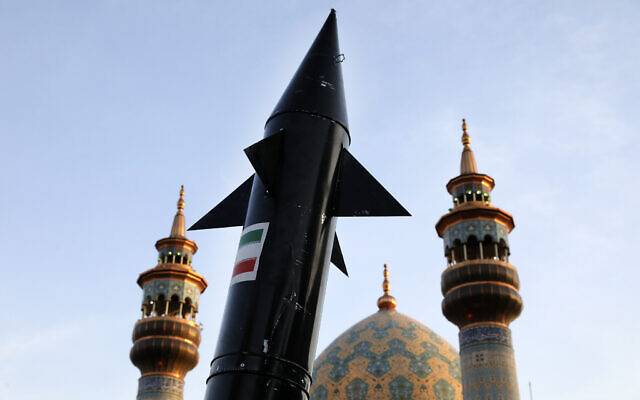Un modèle de missile transporté par des manifestants avec en arrière-plan des minarets et un dôme pendant une manifestation anti-Israël, sur la Place de Palestine, à Téhéran, en Iran, le 15 avril 2024. (Crédit : Vahid Salemi/AP)