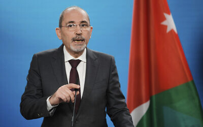 Le ministre jordanien des Affaires étrangères Ayman Safadi informant les médias après une réunion avec la ministre allemande des Affaires étrangères Annalena Baerbock, à l'Auswaertiges Amt, à Berlin, le 16 avril 2024. (Crédit : Markus Schreiber/AP Photo)