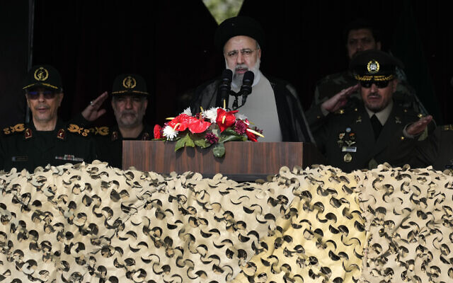 Le président iranien Ebrahim Raïssi s'exprimant lors du défilé de la Journée de l'Armée, sur une base militaire, dans le nord de Téhéran, en Iran, le 17 avril 2024. (Crédit : Vahid Salemi/AP)
