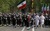Des membres de l'armée iranienne défilent lors de la Journée de l'armée dans une base militaire au nord de Téhéran, Iran, le 17 avril 2024. (Crédit : AP Photo/Vahid Salemi)