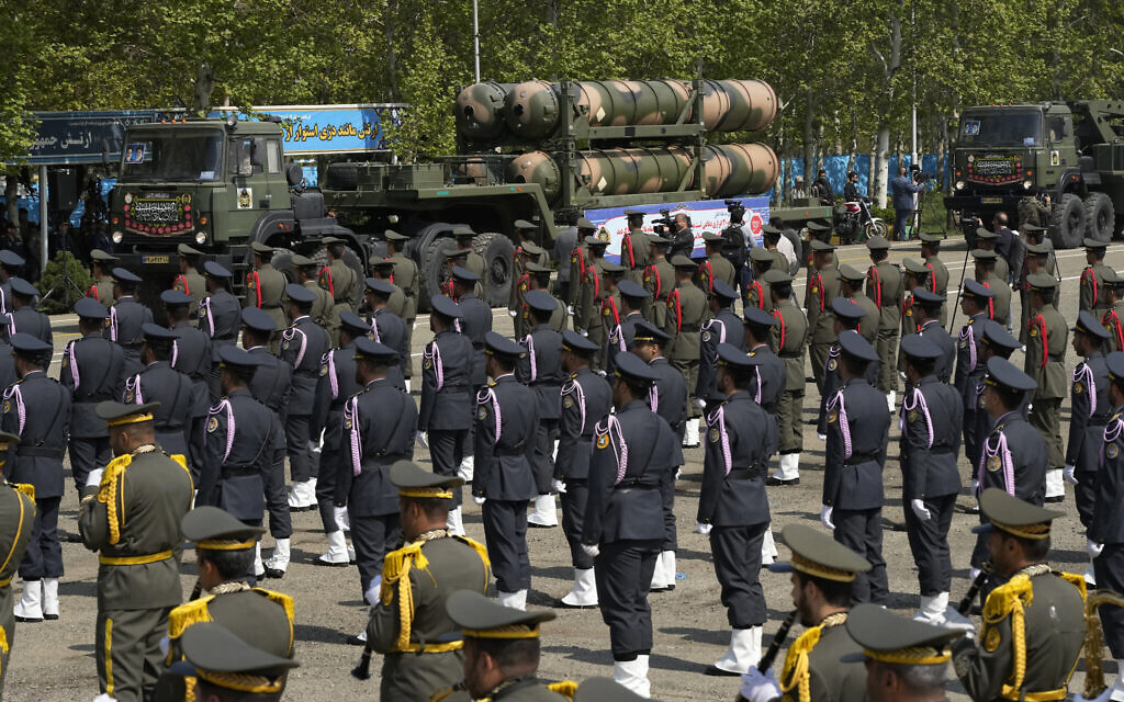 Un système de défense antiaérienne russe S-300 sur un camion pendant une parade organisée sur une base militaire du nord de Téhéran, le 17 avril 2024. (Crédit : AP/Vahid Salemi)