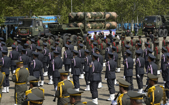 Un système de défense antiaérienne russe S-300 sur un camion pendant une parade organisée sur une base militaire du nord de Téhéran, le 17 avril 2024. (Crédit : AP/Vahid Salemi)