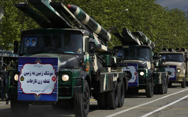 Des missiles  transportés sur des camions lors d'un défilé organisé à l'occasion de la Journée de l'Armée, sur une base militaire dans le nord de Téhéran, en Iran, le  17 avril 2024. (Crédit : Vahid Salemi/AP)