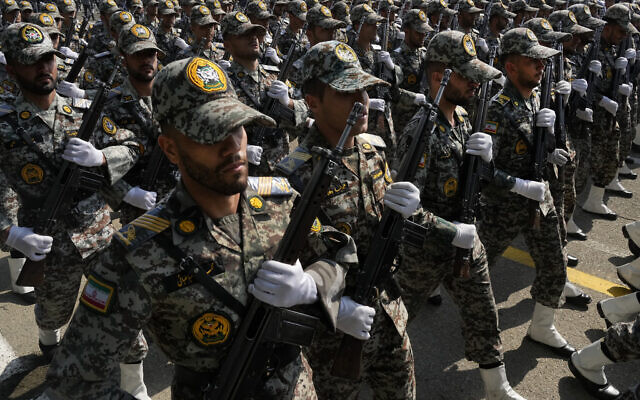 Des membres de l'armée iranienne défilant lors de la Journée de l'Armée dans une base militaire au nord de Téhéran, en Iran, le 17 avril 2024. (Crédit : Vahid Salemi/AP)
