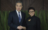La ministre indonésienne des Affaires étrangères Retno Marsudi serrant la main du ministre chinois des Affaires étrangères Wang Yi lors de leur réunion bilatérale, à Jakarta, en Indonésie, le 18 avril 2024. (Crédit : Yasuyoshi Chiba/Pool Photo via AP)