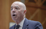 Le secrétaire à la sécurité intérieure Alejandro Mayorkas témoigne devant une audience de la commission de la sécurité intérieure et des affaires gouvernementales au sénat, le 18 avril 2024. (Crédit : AP Photo/Mariam Zuhaib)