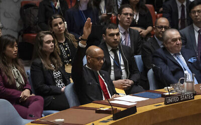 L'ambassadeur adjoint des États-Unis, Robert Wood, votant contre une résolution lors d’une réunion du Conseil de sécurité, au siège des Nations unies, le 18 avril 2024. (Crédit : Yuki Iwamura/AP)