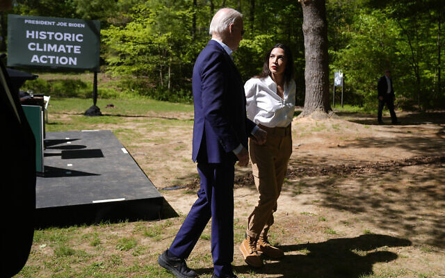 Le président américain Joe Biden (à gauche) et la représentante démocrate Alexandria Ocasio-Cortez de New York, photographiés après le discours de Biden, au Prince William Forest Park lors de la Journée de la Terre, à Triangle, en Virginie, le 22 avril 2024. (Crédit : Manuel Balce Ceneta/AP) Le président américain Joe Biden (à gauche) et la représentante démocrate Alexandria Ocasio-Cortez de New York, photographiés après le discours de Biden, au Prince William Forest Park lors de la Journée de la Terre, à Triangle, en Virginie, le 22 avril 2024. (Crédit : Manuel Balce Ceneta/AP)