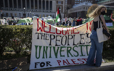 Un panneau déclarant l'université de Columbia "Université populaire de la Palestine" affiché devant des tentes érigées dans un campement anti-Israël établi par des manifestants pro-palestiniens sur le campus, à New York, le 22 avril 2024. (Crédit : Stefan Jeremiah/AP)