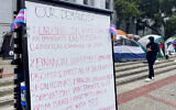 Des manifestants pro-palestiniens protestant contre Israël, devant Sproul Hall sur le campus de l'Université de Californie, à Berkeley, en Californie, le 23 avril 2024. (Crédit : Haven Daley/AP)
