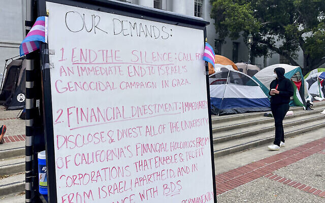 Des manifestants pro-palestiniens protestant contre Israël, devant Sproul Hall sur le campus de l'Université de Californie, à Berkeley, en Californie, le 23 avril 2024. (Crédit : Haven Daley/AP) Des manifestants pro-palestiniens protestant contre Israël, devant Sproul Hall sur le campus de l'Université de Californie, à Berkeley, en Californie, le 23 avril 2024. (Crédit : Haven Daley/AP)
