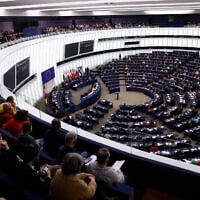 Les membres du Parlement européen assistant à la dernière session avant les prochaines élections européennes, au Parlement européen, à Strasbourg, dans l'est de la France, le 25 avril 2024. (Crédit : Jean-Francois Badias/AP)