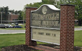 Photo non-datée montrant le lycée de Pikesville à l'entrée de l'école, dans le secteur de Baltimore, dans le Maryland, le 25 avril 2024. (Crédit :  Lloyd Fox/The Baltimore Sun via AP)