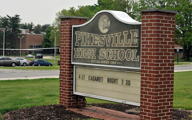 Photo non-datée montrant le lycée de Pikesville à l'entrée de l'école, dans le secteur de Baltimore, dans le Maryland, le 25 avril 2024. (Crédit :  Lloyd Fox/The Baltimore Sun via AP)