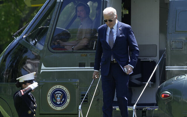 Le président américain Joe Biden descend de Marine One sur la pelouse de la Maison Blanche à Washington après un voyage à New York, le 26 avril 2024. (Crédit : AP Photo/Susan Walsh) Le président américain Joe Biden descend de Marine One sur la pelouse de la Maison Blanche à Washington après un voyage à New York, le 26 avril 2024. (Crédit : AP Photo/Susan Walsh)