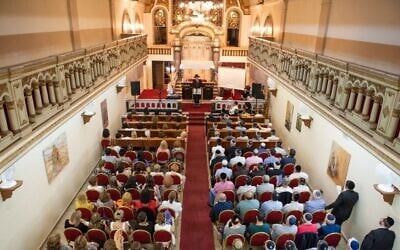 L'intérieur de la synagogue séfarade Bet El, à Buenos Aires. (Crédit : Horacio Literat/AAssociation juive marocaine d'Argentine)