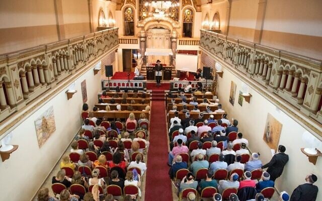 L'intérieur de la synagogue séfarade Bet El, à Buenos Aires. (Crédit : Horacio Literat/ACILBA, Moroccan Jewish Association of Argentina)