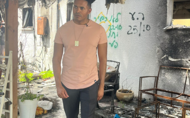 Le représentant démocrate de New York Ritchie Torres au kibboutz Nir Oz, le 31 mars 2024. (Crédit : Gabriel Sod, Courtesy of UJA-Federation)