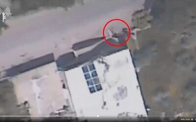 Capture d'écran d'une vidéo de l'armée montrant la frappe commise par l'armée de l'air à al-Jabeen qui a fait trois morts, des membres du Hezbollah, le 20 avril 2024. (Capture d'écran : X/ Armée israélienne)