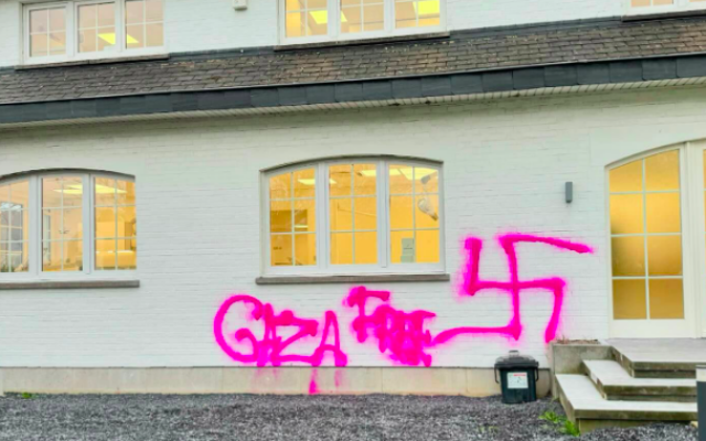 Une croix gammée taguée sur l'habitation d’un survivant de la Shoah, à Fléron (Belgique), le 2 avril 2024. (Crédit : Comité de coordination des organisations juives de Belgique / X.com)