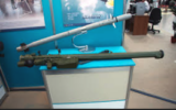 Illustration  : Un système complet de lance-missiles portatif 9K-338 IGLA-S, comprenant le missile, son tube et sa poignée de tir, en 1998. (Crédit : Vitaly V. Kuzmin/Wikipedia/CC BY-SA 4.0)