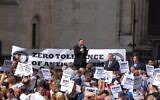 Le grand rabbin du Royaume-Uni, Ephraim Mirvis, s'adresse à la foule lors d'un rassemblement organisé par Campaign Against Antisemitism à Londres, une photo non-datée. (Autorisation : CAA)