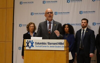 Ted Deutch, le responsable de l'American Jewish Committee, s'exprime au Centre pour la vie juive de l'université de Columbia, le 26 avril 2024. (Crédit : Luke Tress)